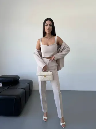 Стильный брючный костюм-тройка с курткой Одесса