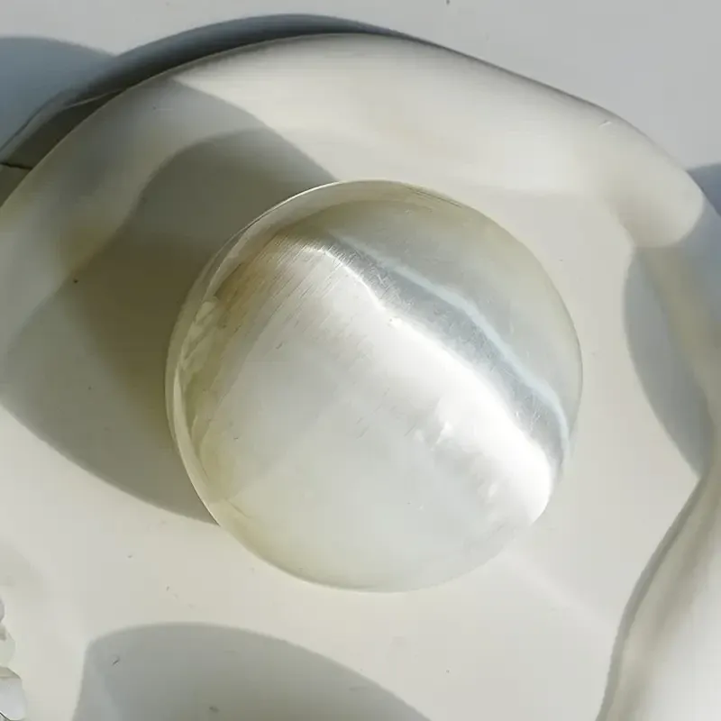 Селенитовый шар 4 см — натуральный камень для медитации и энергетической чистки Киев - изображение 4