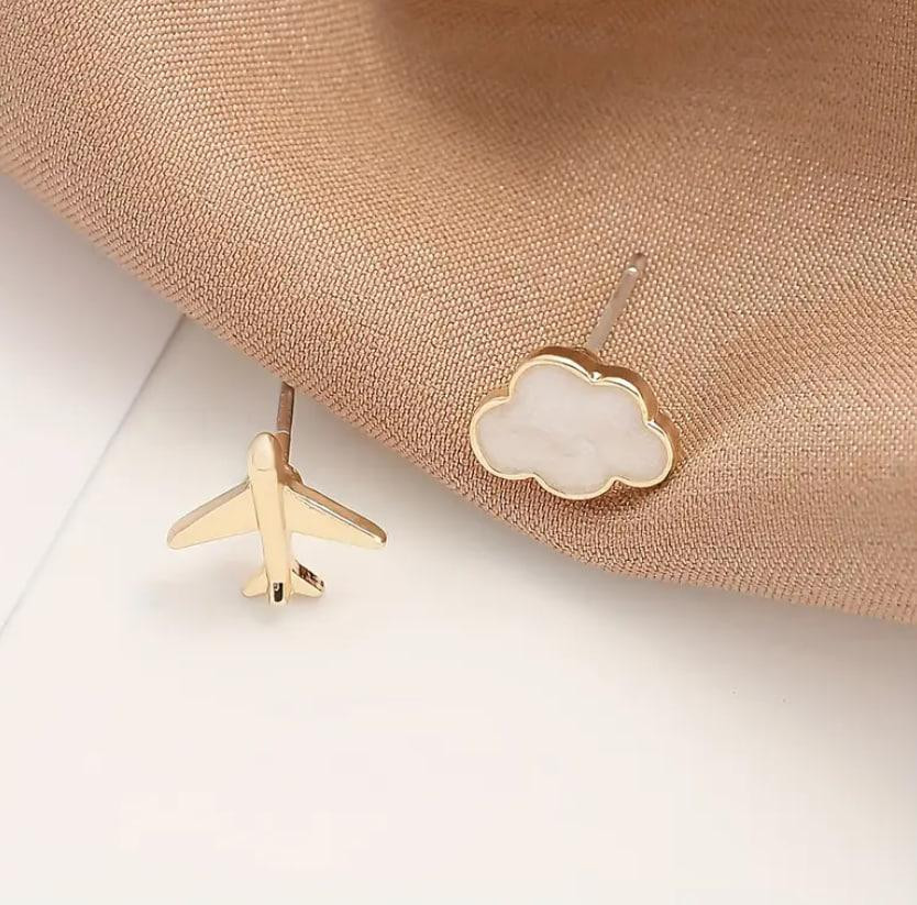 Серьги-пусеты минималистичные с дизайном самолета и облака 2 шт, цинковый сплав, эмаль, золотистые Киев - изображение 2