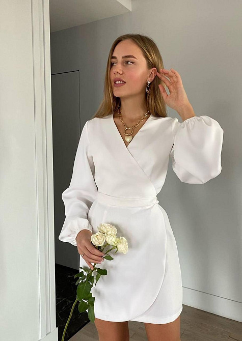 Женское романтичное мини платье на запах костюмка Молочный Одесса - изображение 4
