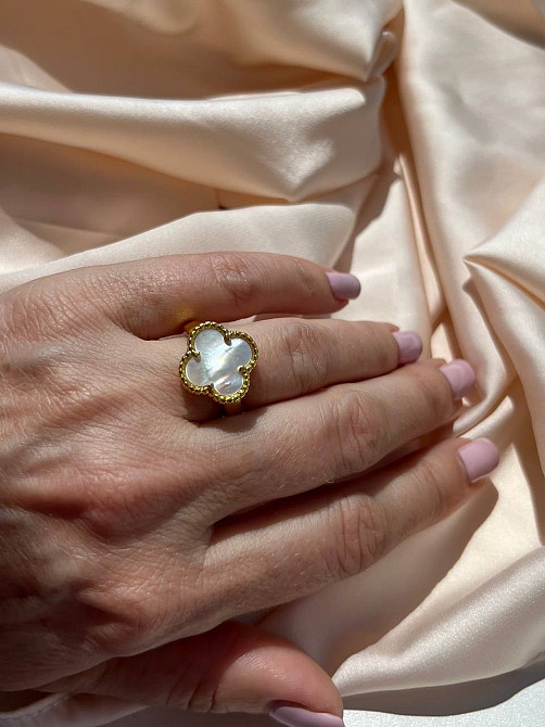 Van Cleef кольцо перламутр позолота 18 К / кольцо клевер белое в золоте Одесса - изображение 1