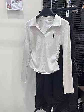 Женский лонгслив-поло из мягкой ткани с эффектом драпировки по бокам вискоза Серый Одесса