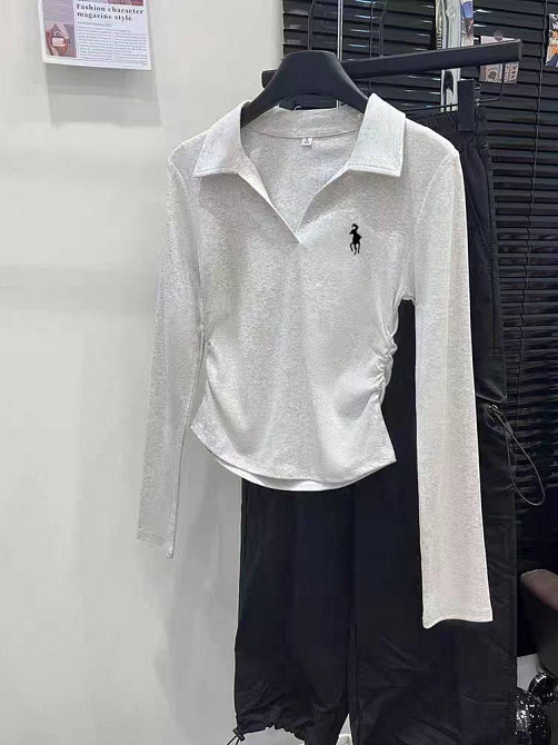 Женский лонгслив-поло из мягкой ткани с эффектом драпировки по бокам вискоза Серый Одесса - изображение 2