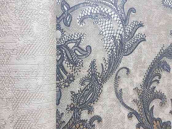 Шпалери вінілові на флізеліні AdaWall Seyyah 1.06х10 вензелю великі структурні сині зі сріблом на сірому Київ