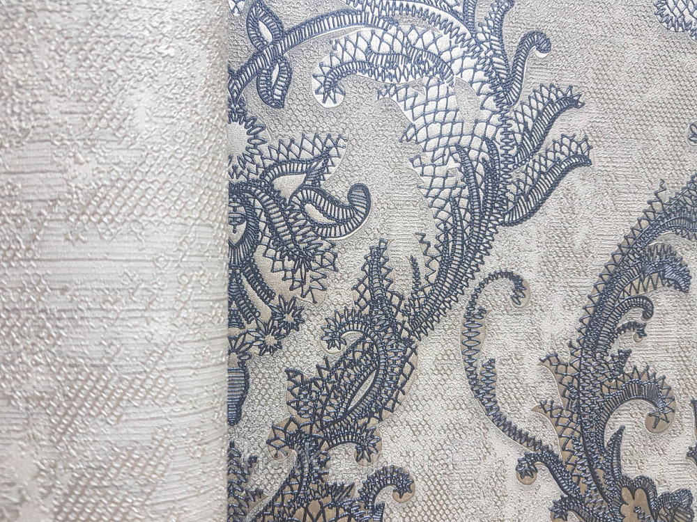 Шпалери вінілові на флізеліні AdaWall Seyyah 1.06х10 вензелю великі структурні сині зі сріблом на сірому Київ - фото 4