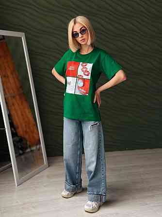 Женская футболка с акцентным принтом 