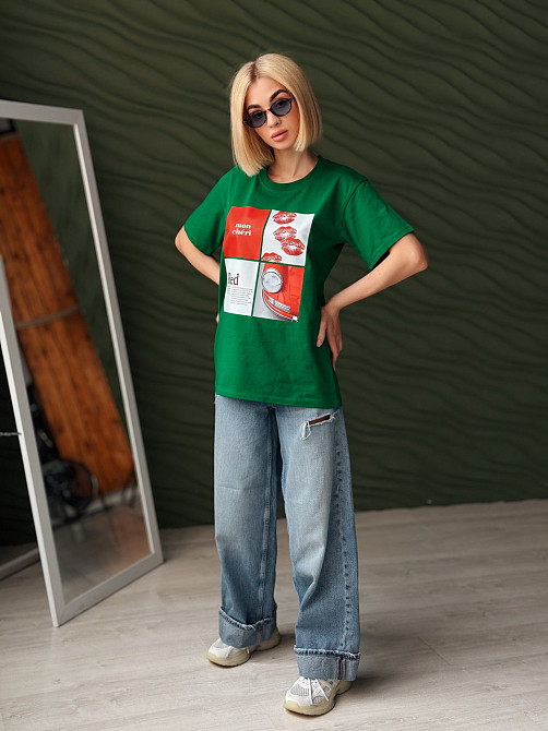 Женская футболка с акцентным принтом 