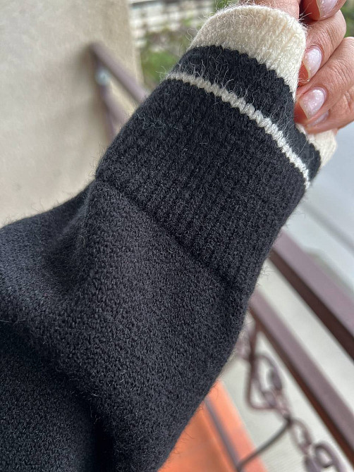 Светр жіночий A-N 6101 широкий оверсайз прикраса вензель попереду з камінням, чорний, one size Київ - фото 7