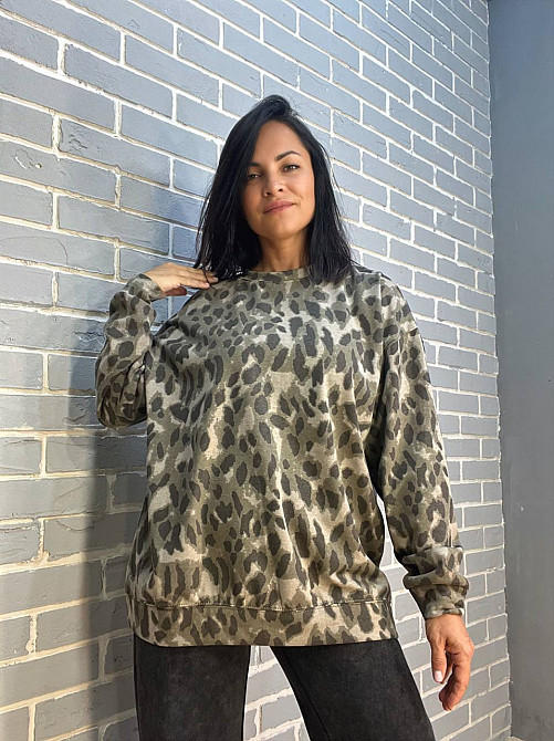 Свитшот женский W 3022 оверсайз удлиненный леопардовый принт one size оливковый, оливковый, one size Киев - изображение 1