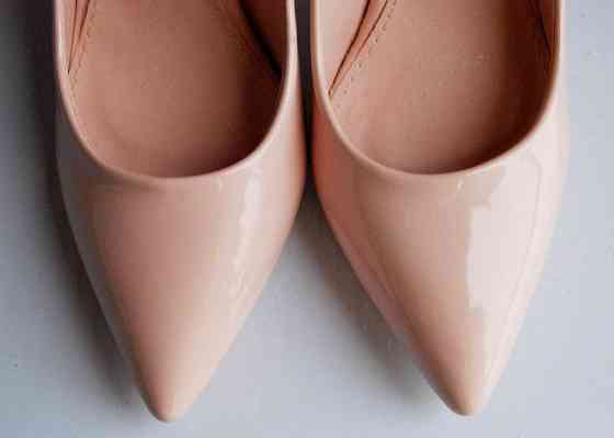 Comer Туфлі жіночі COMER пудра еко-лак каблук 11см 40р (1905) Коломыя