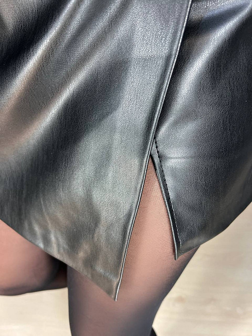 Шорты женские Gritana 173 с юбкой на запах короткие с разрезом экокожа черные, черный, M Киев - изображение 4