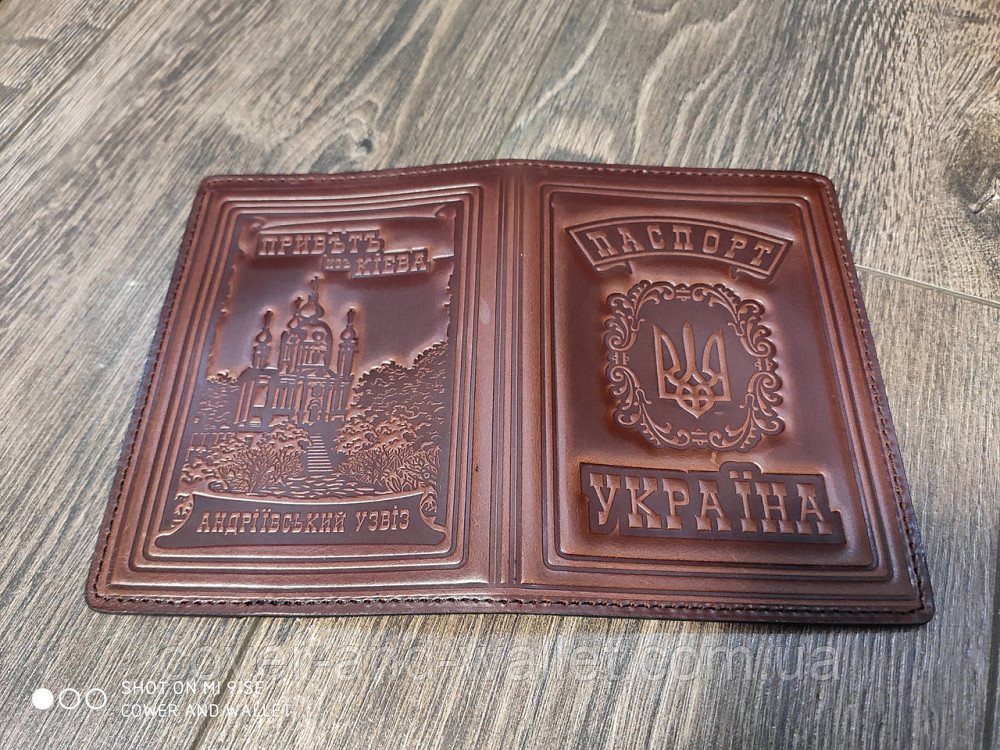 Шкіряна обкладинка на паспорт із тисненням герб України бордового кольору Київ - фото 7