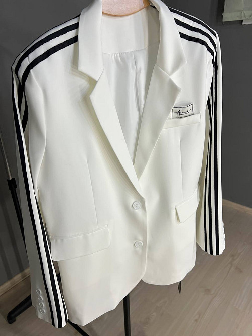 Піджак жіночий Qidian 92208 з лампасами на рукавах оверсайз широкий спортивний стиль one size, білий Одеса - фото 3