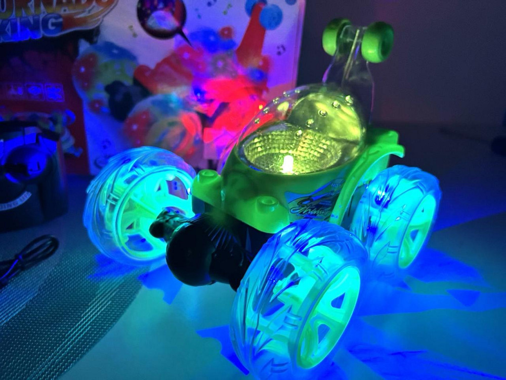 Машина Перевертень трюкова радіокерована зі колесами, що світяться 18 см Зелена (3048) Чернігів - фото 5