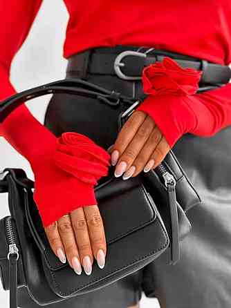 Жіночий романтичний лонгслів з витонченими трояндами на руках трикотаж масло Одеса