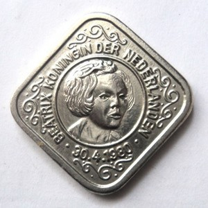 Нідерланди 5 млн, 1980 Королева Беатрикс/портрет вправо, квадратна монета/ Полтава - фото 1