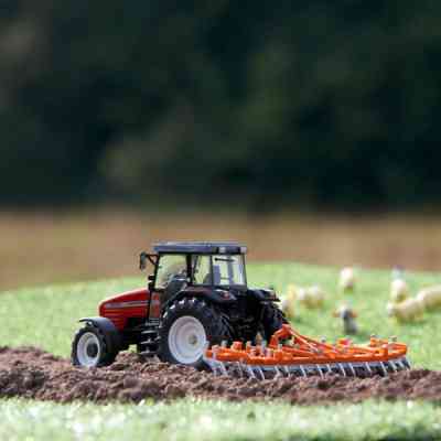 Спецтехніка Britains Трактор Massey Ferguson 6290 з культиватором 1:32 (43335) Вінниця