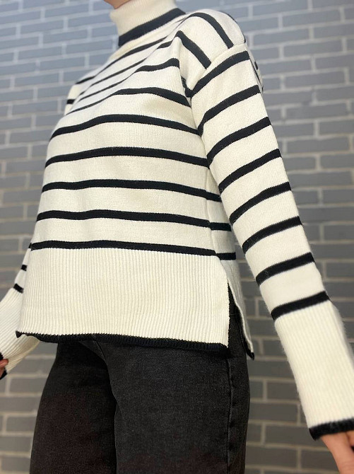 Светр жіночий A-N 263 оверсайз високе горло смуга розрізи вільний, білий, one size Київ - фото 6