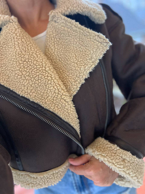 Дублянка жіноча Aftf Basic 2413 коротка косуха оверсайз на блискавці з хутром екозамша коричнева, коричневий, M Київ - фото 10