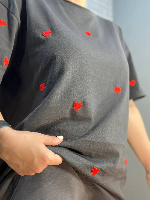 Футболка жіноча A-N 2632 вишивка серця оверсайз подовжена one size, графіт, one size Київ - фото 5