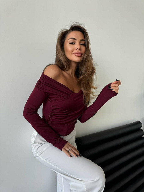 Жіночий романтичний лонгслів зі спущеними плечима трикотаж масло Марсала Одеса - фото 7