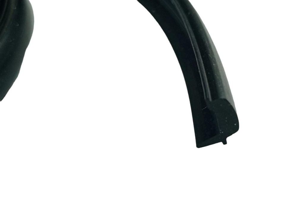 Молдинг скла 2101, 2102, 2103, 2104, 2105, 2106, 2107 чорний (3700 мм) лобового Мукачево - фото 1