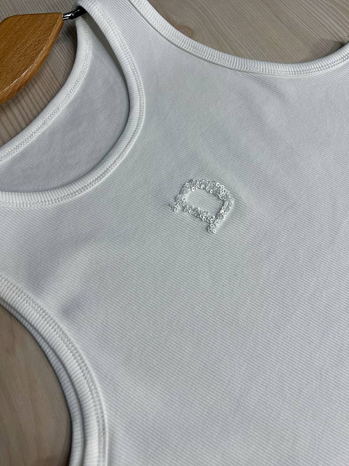 Майка женская A-N 27035 в рубчик с вышивкой буквы D пайетками, белый, one size Киев - изображение 15