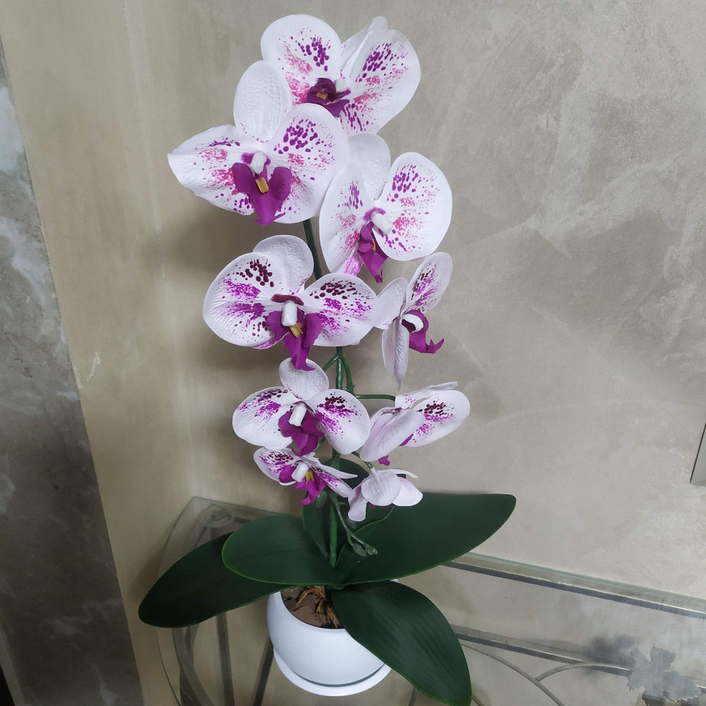 Штучна латексна орхідея VIP у білому керамічному кашпо на одну гілку біло-бузкова Дніпро - фото 6