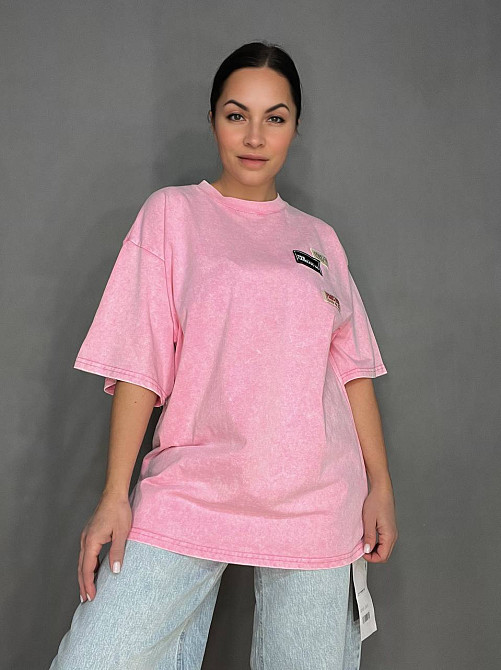 Футболка жіноча A-N 25012 подовжена оверсайз з нашивками патчами попереду one size, рожевий, one size Київ - фото 11