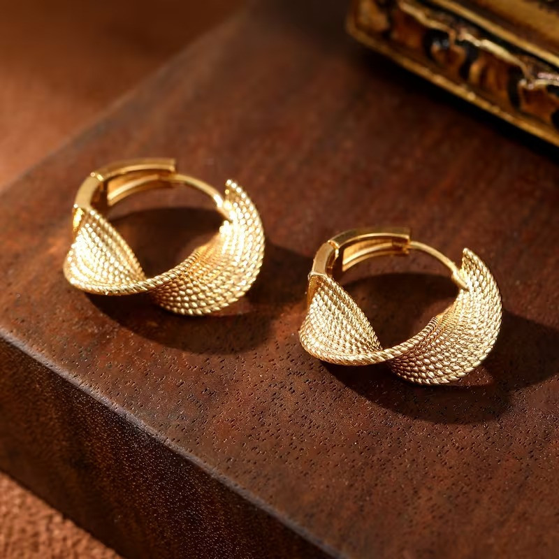 Сережки пара сережки-кільця золотисті зігнутої форми жіноча біжутерія сережки комплект мідний сплав Кам'янець-Подільський - фото 6