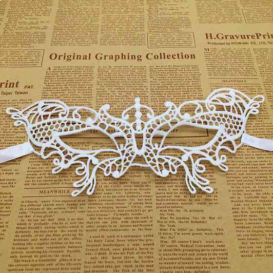 Маска карнавальна із мережива 18 на 8 см білий Київ