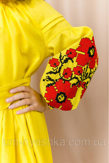 Детское вышитое льняное платье 