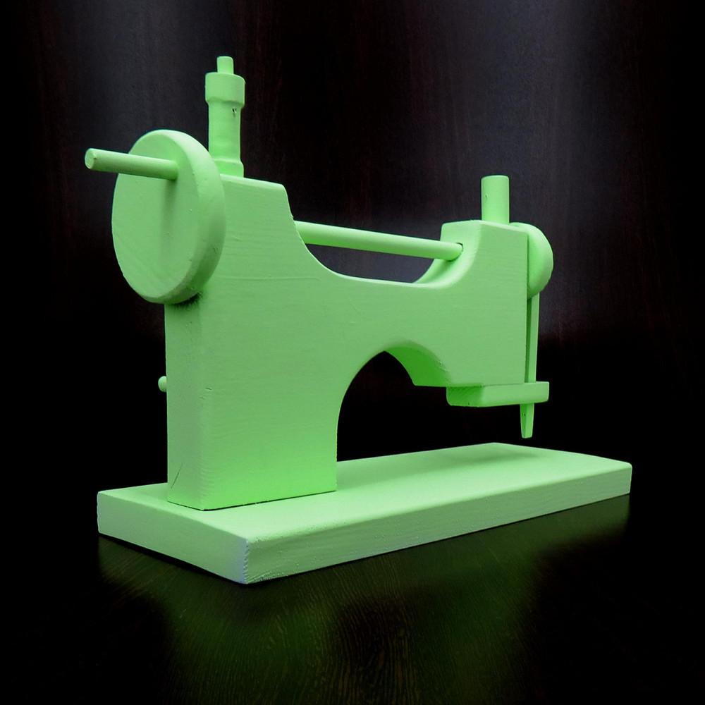 Игрушечная швейная машинка 