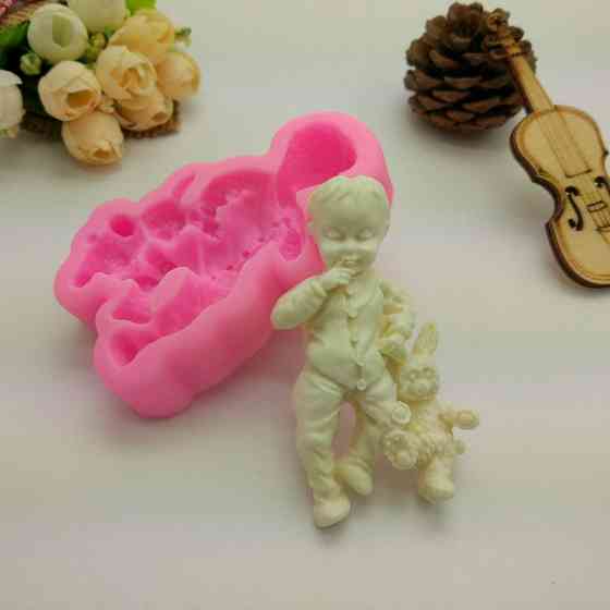 Молд силиконовый Мальчик с игрушкой 90 на 55 мм розовый Киев