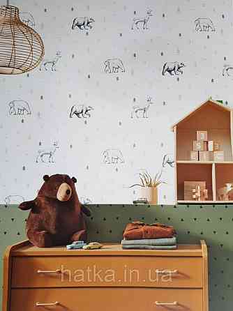 Шпалери флізелінові дитячі Caselio Our Planet тварини ведмеді, олені чорні дерева зелені на білому Київ
