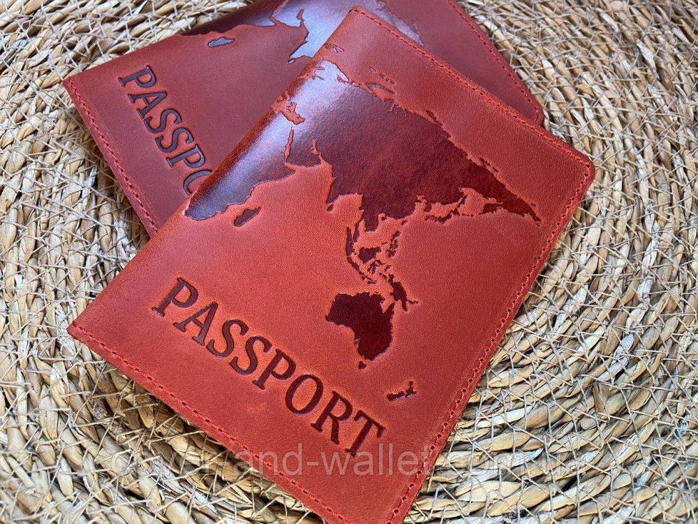 Обкладинка на паспорт з тисненням карта світу з вінтажної шкіри червоного кольору ST Leather Київ - фото 1