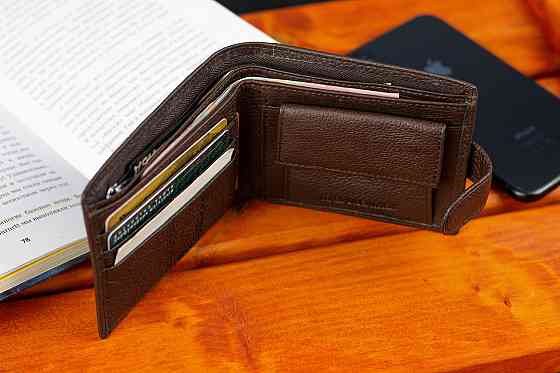 Чоловіче коричневе шкіряне портмоне на кнопці Київ