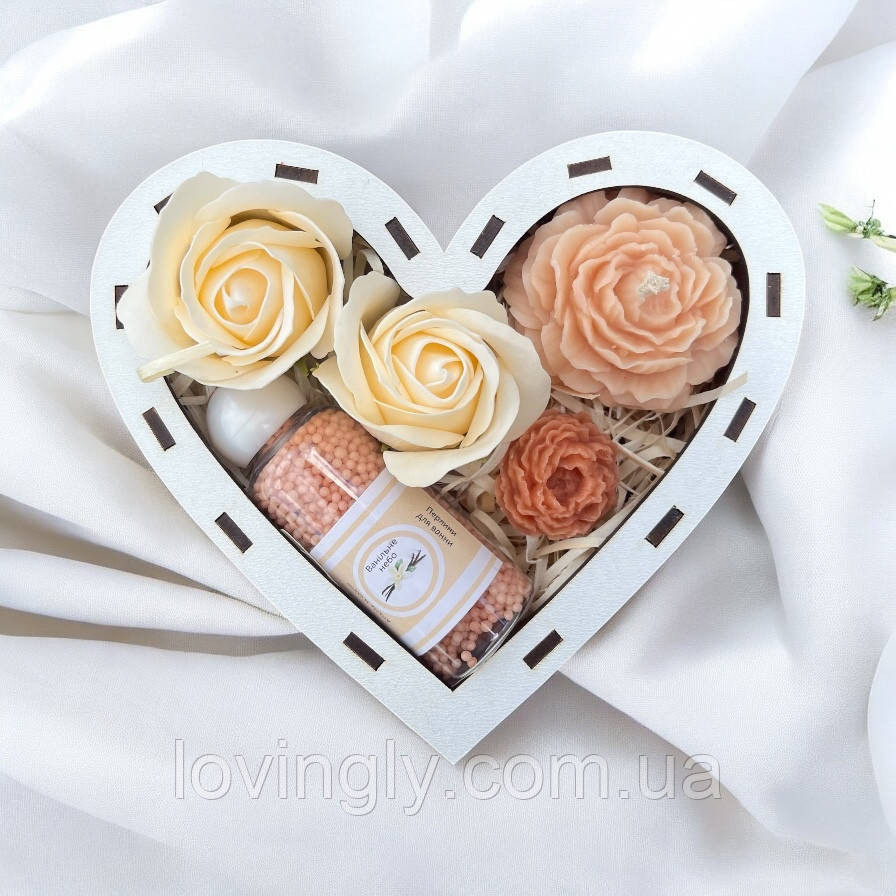 Символічний подарунок у коробці-серці для жінки: свічка ручної роботи, мильні квіти, аромасаше Ірпінь - фото 7