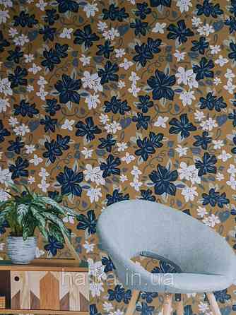 Шпалери вінілові Lutece Bensimon квіти листя сині блакитні білі бежеві на гірчичному Київ