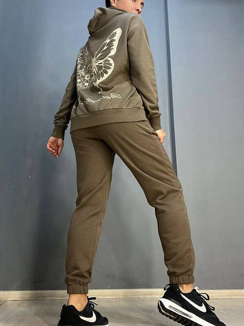 Костюм женский Joggy 7924-7631 джоггеры на резинке и худи с капюшоном бабочка на спине коричневый, коричневый, M Киев - изображение 4