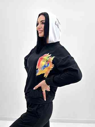 Женский костюм-двойка с капюшоном 