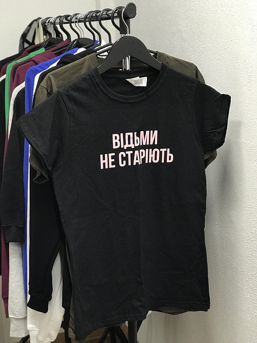 Женская футболка с надписью: 