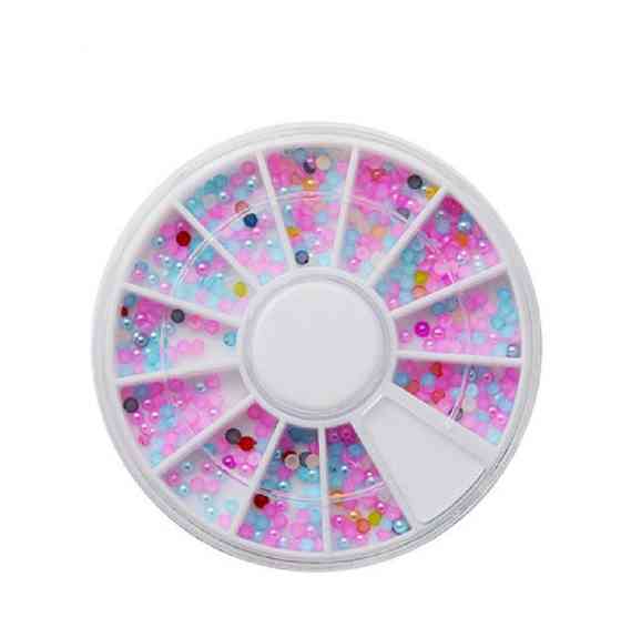 Різнокольорові стрази на нігті Київ