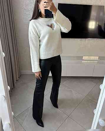 Жіночий светр оверсайз крою з вирізом у вигляді серця з камінцями машинна вʼязка Одеса