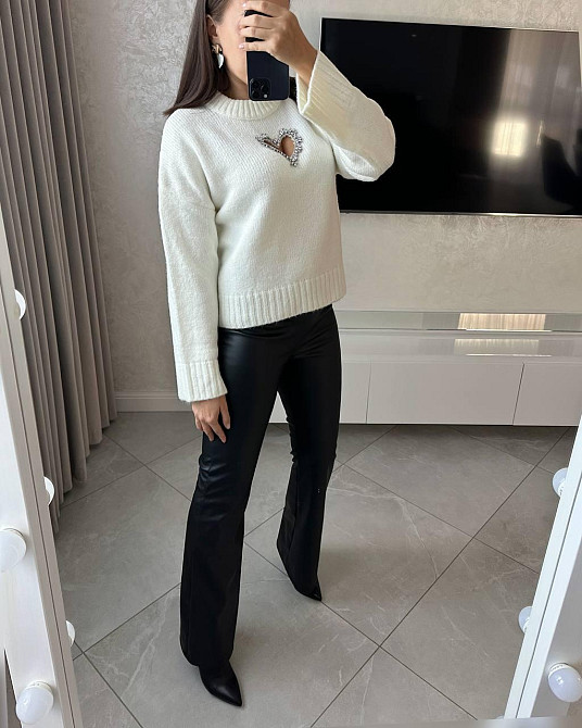 Женский свитер оверсайз кроя с вырезом в виде сердечка с камушками машинная вязка Одесса - изображение 4