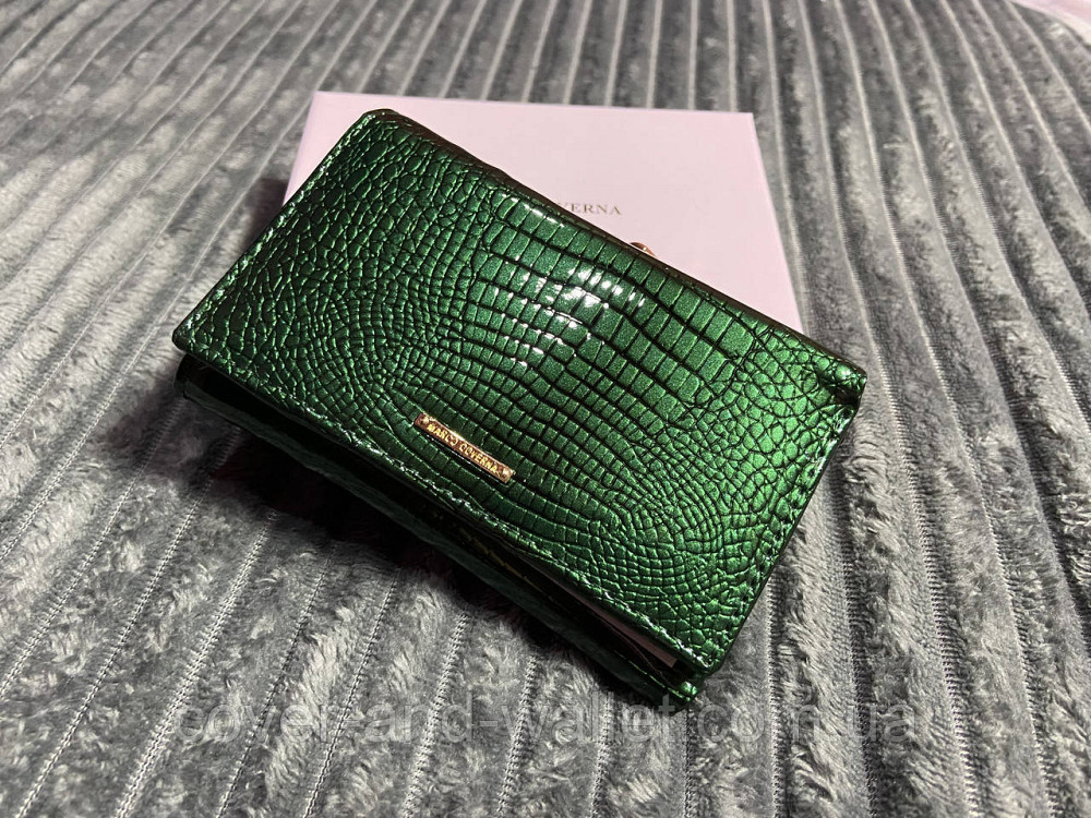 Невеликий лаковий жіночий гаманець на магнітній фіксації зеленого кольору Marco Coverna Київ - фото 2