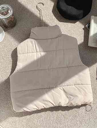 Жіноча укорочена жилетка з кишенями на блискавці плащівка на синтепоні Молочний, 46/48 Одеса