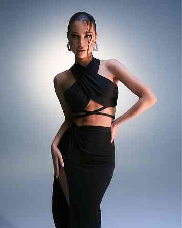 Женский привлекательный костюм двойка: топ-хомут и юбка с разрезом крепдайвинг Черный, 44/46 Одесса