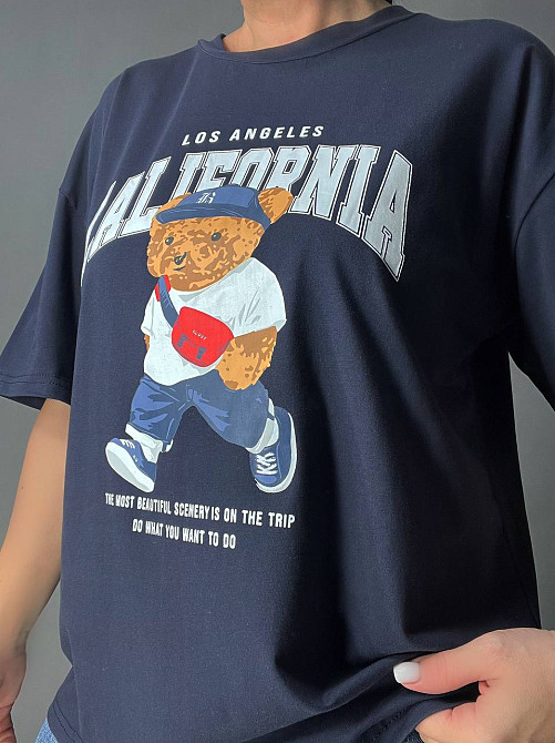 Футболка жіноча 25125 A-N оверсайз подовжена вільний крій з принтом ведмедик напис CALIFORNIA one size, темно-синій, one size Київ - фото 8