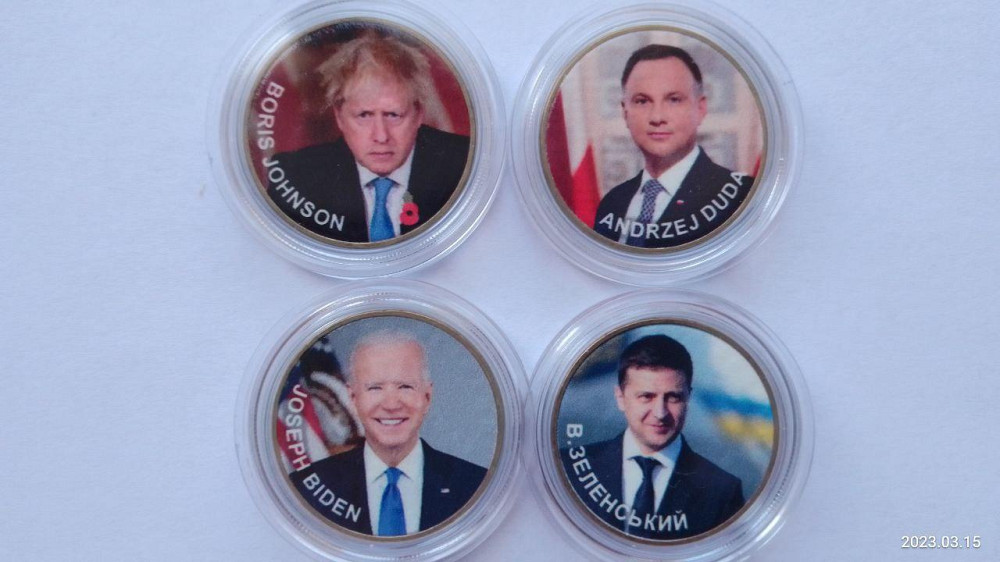 Набор 4х Сувенір.монет-жетонів України: В.Зеленський+Б.Джонсон+Д.Байден+А.Дуда кольорові +капсул Полтава - фото 1